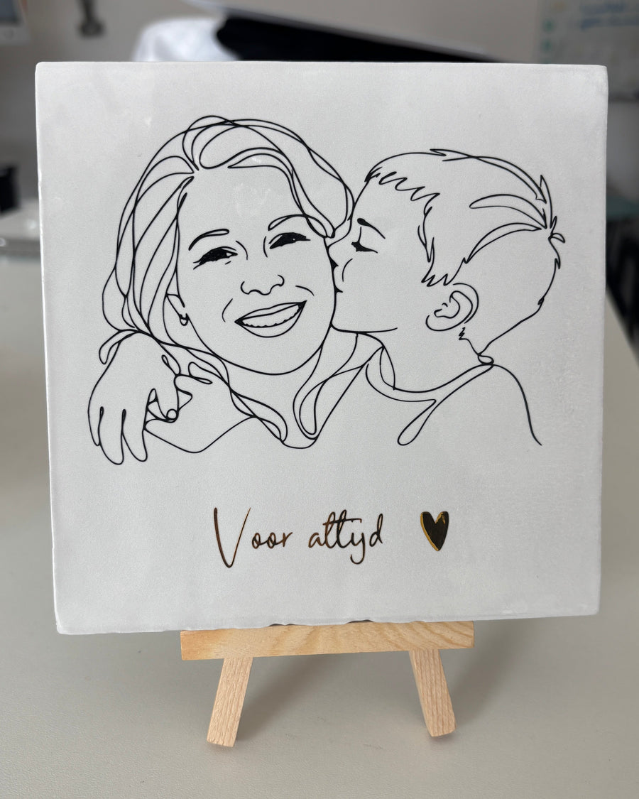 Een tegel met lijntekening als herdenking